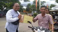 Warga Gorontalo utara mengumpukan donasi untuk membantu bayar listrik Kantor Bupati yang diputus PLN. (Foto: Liputan6.com/Arfandi Ibrahim).
