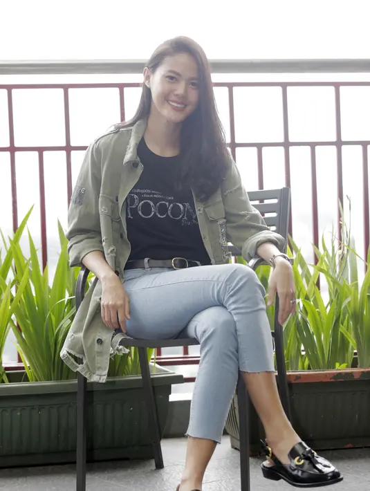 Della Datryan terlihat sangat manis saat tersenyum sambil duduk di kursi. Dengan memakai kaos dan kemeja warna hijau abu, membuat dirinya terlihat begitu mempesona. Della akan bermain di film Pocong The Origin yang sebentar lagi akan tayang di bioskop. (KapanLagi.com/Muhammad Akrom Sukarya)
