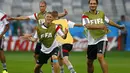 Dua pemain Timnas Jerman, Bastian Schweinsteiger (kiri) dan Mats Hummels berpose sejenak disela-sela latihan di Stadion Mineirao, Belo Horizonte (7/7/2014). (REUTERS/Eddie Keogh)