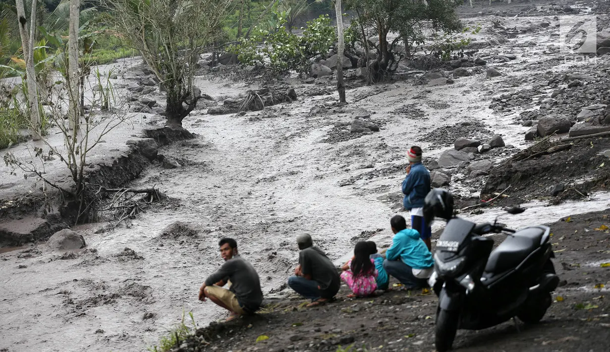 Kondisi aliran Sungai Yeh Sah yang dilintasi lahar dingin dari Gunung Agung di Karangasem, Bali, Sabtu (2/12). Banjir lahar dingin dari Gunung Agung ini menjadi tontonan warga sekitar dan juga pengendara yang melintas. (Liputan6.com/Immanuel Antonius)