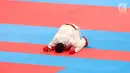 Karateka putra Indonesia, Rifki Ardiansyah Arrosyiid sujud syukur usai mengalahkan karateka Iran, Amir Mahdi Zadeh di babak final nomor Kumite -60 kg di JCC Senayan, Jakarta, Minggu (26/8). Rifki menang dengan skor 9-7. (Liputan6.com/Fery Pradolo)