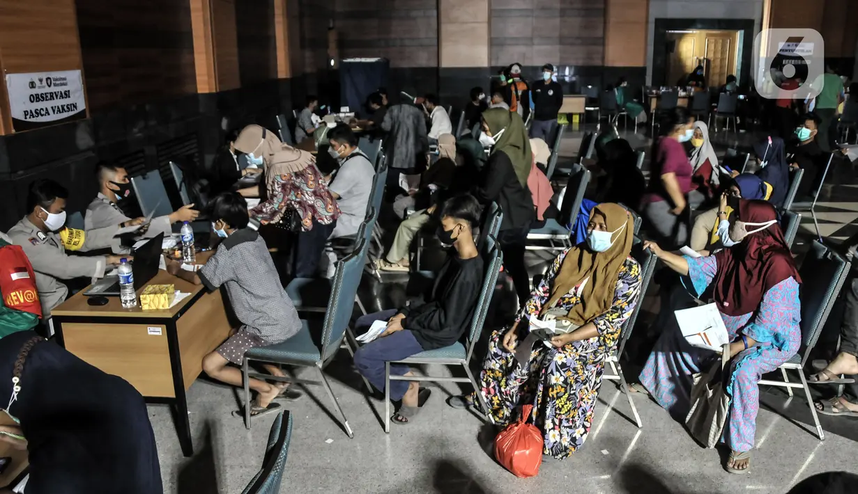 Suasana saat warga mengikuti vaksinasi COVID-19 di Jakarta Islamic Center, Koja, Jakarta Utara, Selasa (7/9/2021). Dari 32,1 persen jumlah sasaran 208 juta jiwa warga yang divaksin, sekitar 20 persen di antara warga lansia. (merdeka.com/Iqbal S. Nugroho)