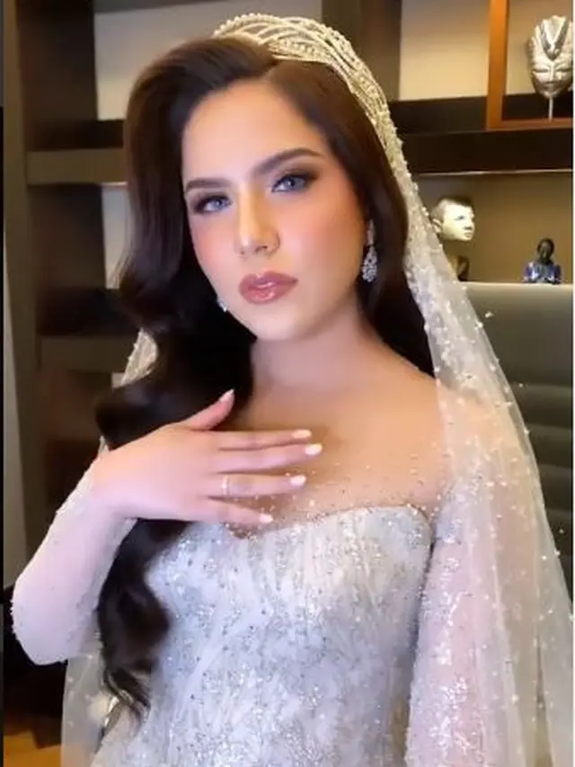 Tertunda Setahun, Ini 6 Potret Mewah Resepsi Pernikahan Presenter Sally Adelia