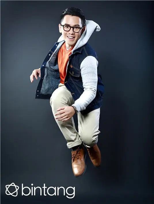 Tidak hanya mengudara, wajahnya juga mulai menghiasi layar kaca. Setelah itu, ia merambah pada dunia akting. (Fotografer: Febio Hernanto, Digital Imaging: Muhammad Iqbal Nurfajri, Bintang.com)