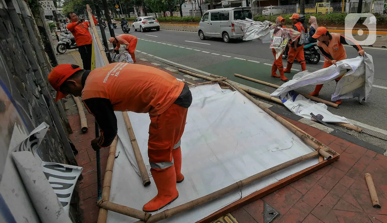 Pembersihan APK juga menyasar jalan yang lebih kecil, yakni gang-gang rumah warga. (Liputan6.com/Herman Zakharia)