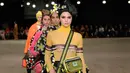 Model cantik, Kendall Jenner berjalan di catwalk menampilkan koleksi Marc Jacobs Spring/Summer 2018 selama New York Fashion Week, Rabu (13/9). Kendall Jenner memakai atasan ketat turtleneck warna kuning transparan. (SLAVEN VLASIC/GETTY IMAGES/AFP)