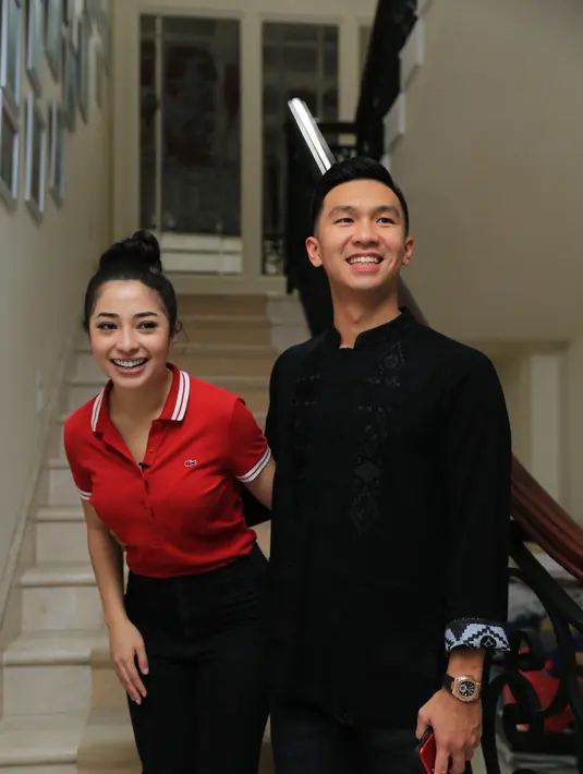 Kejadian tak disangka sapi Nikita Willy yang akan disembelih mengamuk. Sapi yang diikat dikayu itu terlepas jelang di dipotong. Sapi itu mengejar Nikita dan orang-orang yang ada di kediamannya berusaha menyelamatkan diri. (Adrian Putra/Bintang.com)