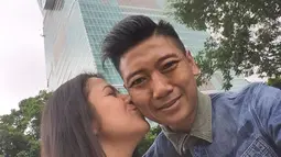 Pria kelahiran Jepara 17 Maret 1973 ini selalu terlihat romantis bersama sang istri saat berlibur di Taipei. (Liputan6.com/IG/@joyceadon)