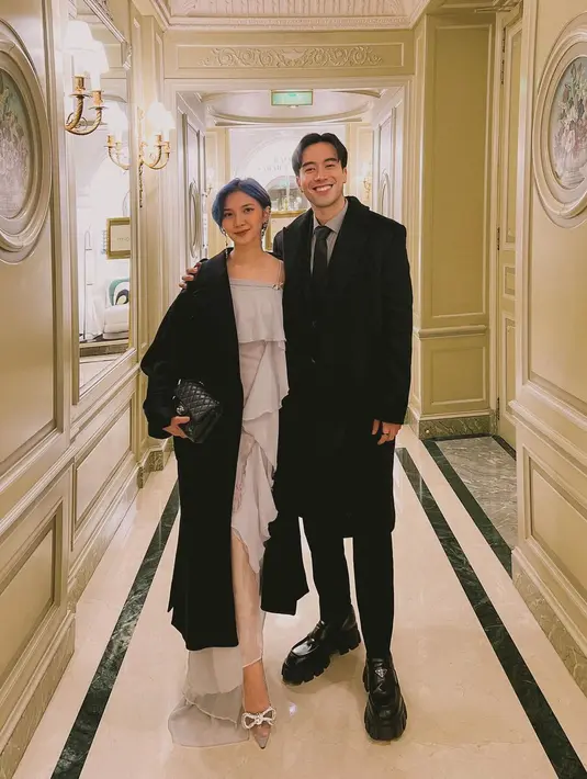 Bahkan keduanya juga turut hadir di momen pernikahan Valencia Tanoesoedibjo dan Kevin Sanjaya yang diadakan di Paris. Vidi tampil menawan dalam balutan jas dan celana panjang hitam, dipadu padankan dengan kemeja abu-abu, dasi dan long coat hitam. Sheila tampil elegan dengan dress abu-abu dan long coat hitam. [Foto: Instagram/vidialdiano]