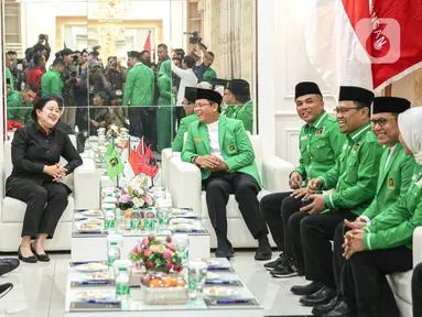 Ketua DPP PDIP Puan Maharani (tengah kiri) bersama Sekjen PDIP Hasto Kristiyanto berbincang dengan Plt Ketum PPP Mardiono (tengah kanan) bersama jajaran di DPP PPP, Jakarta, Senin (29/5/2023). (Liputan6.com/Faizal Fanani)