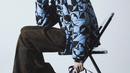 Main dancer BTS, Jhope tampil mengenakan padding jaket biru dengan logo khas LV. Dipadukan dengan pants cokelat. Sepatu  hitam dan silngbag ungu pink membuat tampilannya semakin fashionable. @GQ_Korea.