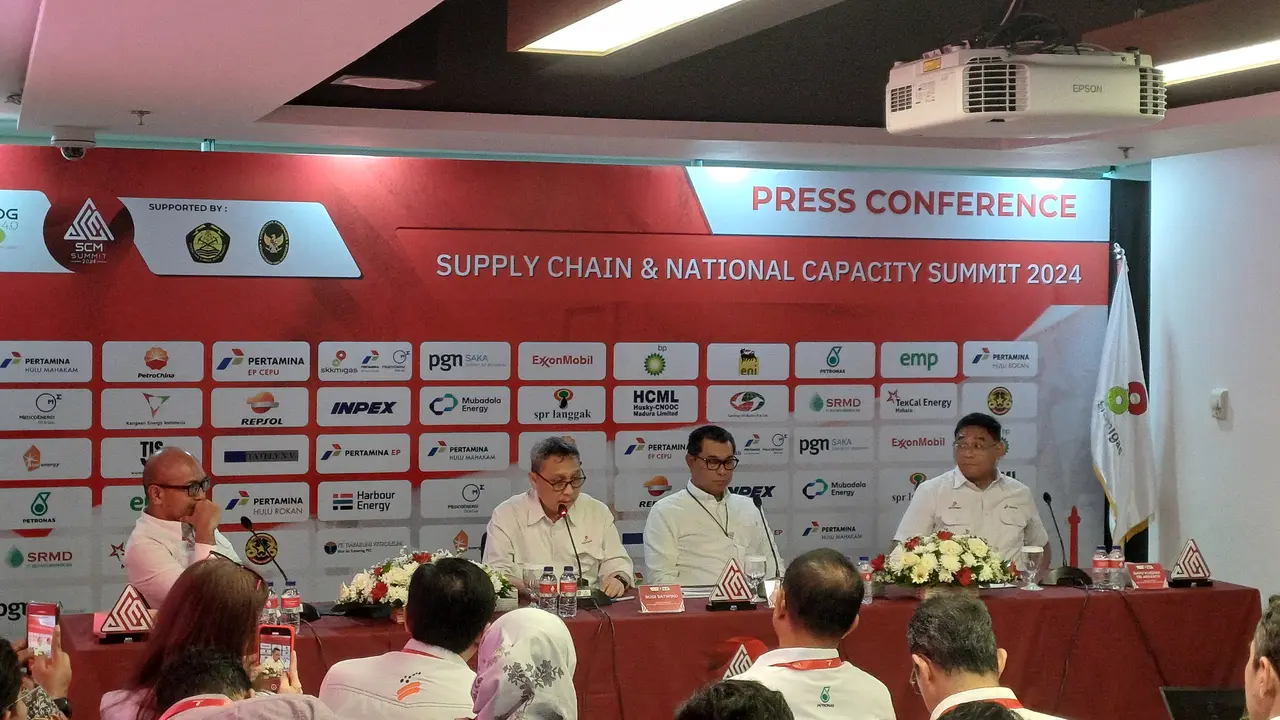 Deputi Dukungan Bisnis SKK Migas Rudi Satwiko memberikan penjelasan mengenai acara Supply Chain & National Capacity Summit 2024 di Jakarta pada 14-16 Agustus 2024. (Maulandy/Liputan6.com)