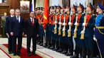 Menhan RI Ryamizard Ryacudu (kanan) bersama Menhan Rusia Sergey Shoigu saat upacara penyambutan resmi kenegaraan bilateral meeting Menhan RI-Rusia di Kantor Pusat Kemenhan Rusia, Znamenka Ulitsa Moscow, Rabu (6/2). (Liputan6.com/HO/Puskom Kemhan)