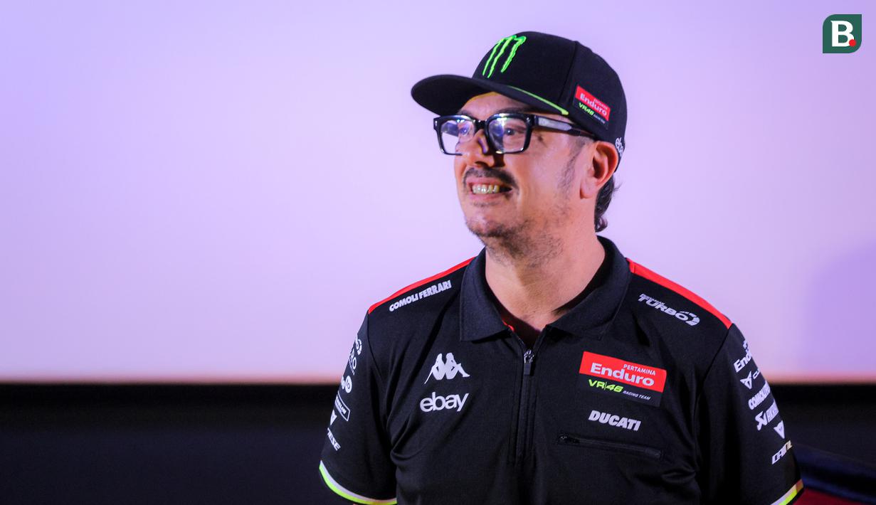 Sementara itu, Alessio “Uccio” Salucci, Direktur VR46 Racing Team, mengungkapkan kebanggaan timnya dapat membawa identitas Indonesia ke lintasan MotoGP. Mandalika serasa seperti rumah kedua bagi tim Pertamina Enduro VR46. (Bola.com/Bagaskara Lazuardi)