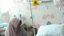 Pasien demam berdarah dengue (DBD) tengah mendapatkan perawatan di RSUD Pasar Minggu, Jakarta, Rabu (30/1). Dinas Kesehatan DKI Jakarta mengatakan  terdapat 613 kasus DBD selama Januari 2019. (Liputan6.com/Herman Zakharia)