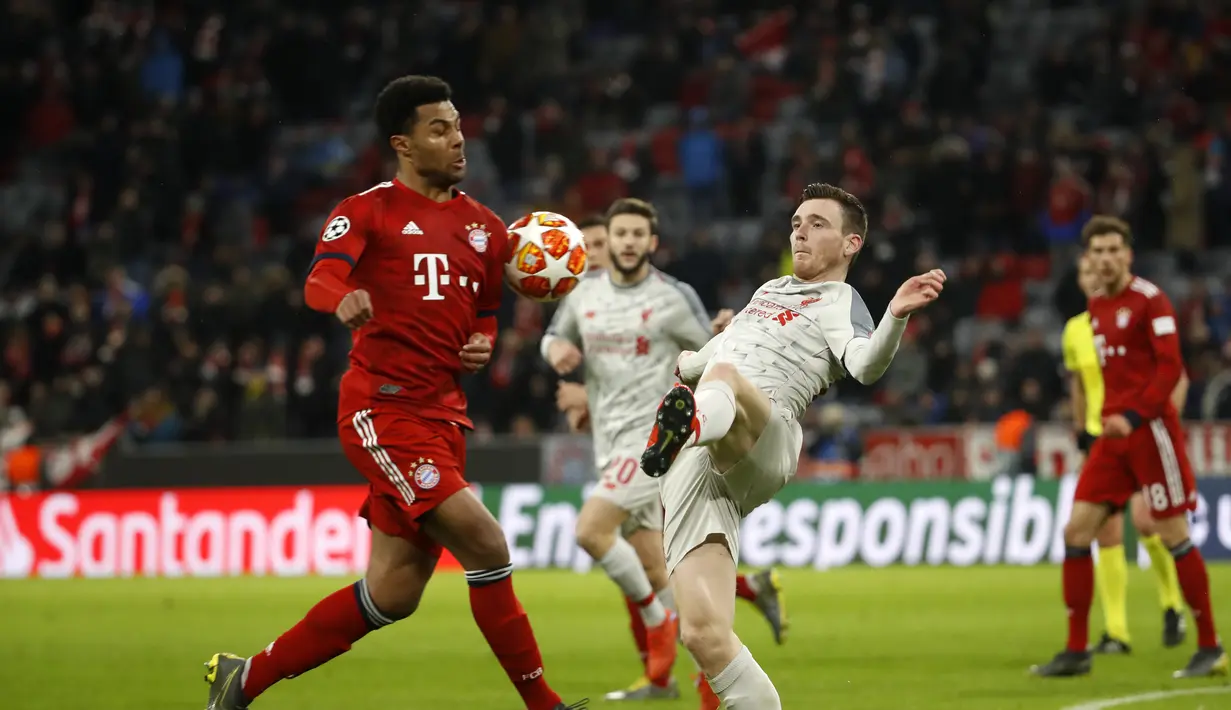 Duel antara Serge Gnabry dan Andrew Robertson pada leg kedua, babak 16 besar Liga Champions yang berlangsung di Stadion Allianz Arena, Munchen, Kamis (14/3). Liverpool menang 3-1. (AFP/Odd Andersen)