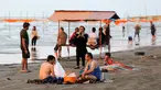 Warga Iran beristirahat sambil menikmati suasana di pantai di kota Laut Kaspia, Izadshahr, provinsi Mazandaran utara (8/7/2019). Laut Kaspia terletak di antara Eropa dan Asia, di sebelah barat dan barat-daya pegunungan Ural. (AFP Photo/Atta Kenare)