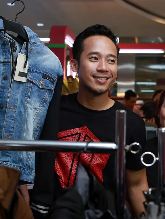 "Seneng hal kayak gini yang bikin kita lebih deket sama fans. Orang yang selama ini cuma lihat kita di tv. Paling ngga gue punya fasilitas ketemu langsung sama mereka," kata Denny Cagur. (Deki Prayoga/Bintang.com)