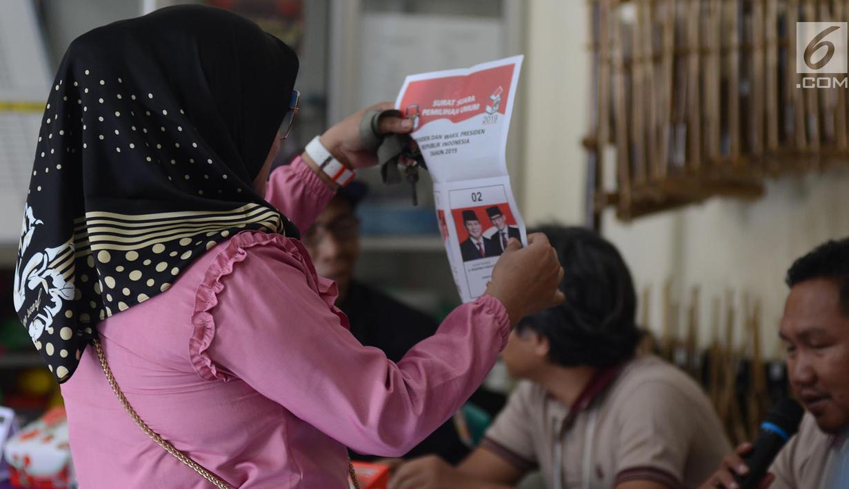 Warga melihat kertas suara sebelum pemungutan suara ulang (PSU) Pemilu 2019 di TPS 18 Malakasari, Duren Sawit, Jakarta Timur, Sabtu (27/4). Sebanyak 11 TPS di tiga wilayah di DKI Jakarta melaksanakan pemungutan suara ulang yang digelar serentak hari ini. (merdeka.com/Imam Buhori)