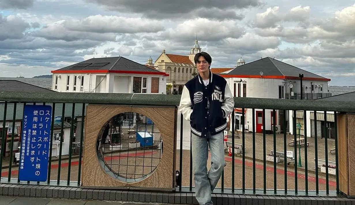 Jaket Varsity juga bisa menjadi pilihan saat ke bandara, cukup padukan dengan celana denim dan sneakers seperti Jeno ini. [@leejen_o_423]