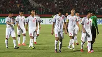 Timnas Vietnam U-19 selepas kalah 0-1 dari Indonesia di penyisihan Grup A Piala AFF U-19 2018 di Stadion Gelora Delta, Sidoarjo, Sabtu (7/7/2018). (Bola.com/Aditya Wany)