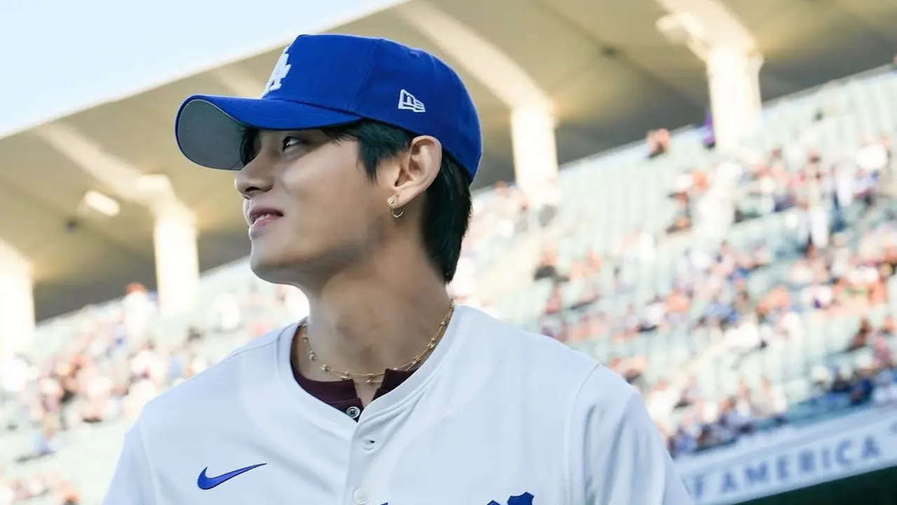 Tampilan V BTS Lempar First Pitch LA Dodgers Kenakan Jersey Nomor 7