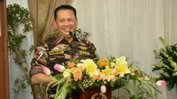 Ketua DPR RI Bambang Soesatyo memberi sambutan selama acara buka puasa bersama di Rumah Dinasnya di Kawasan Widya Chandra Jakarta, Senin (13/5). Buka Puasa tersebut juga di Hadiri Tokoh Politik dan Petinggi Lembaga Negara. (Liputan6.com/Johan Tallo)