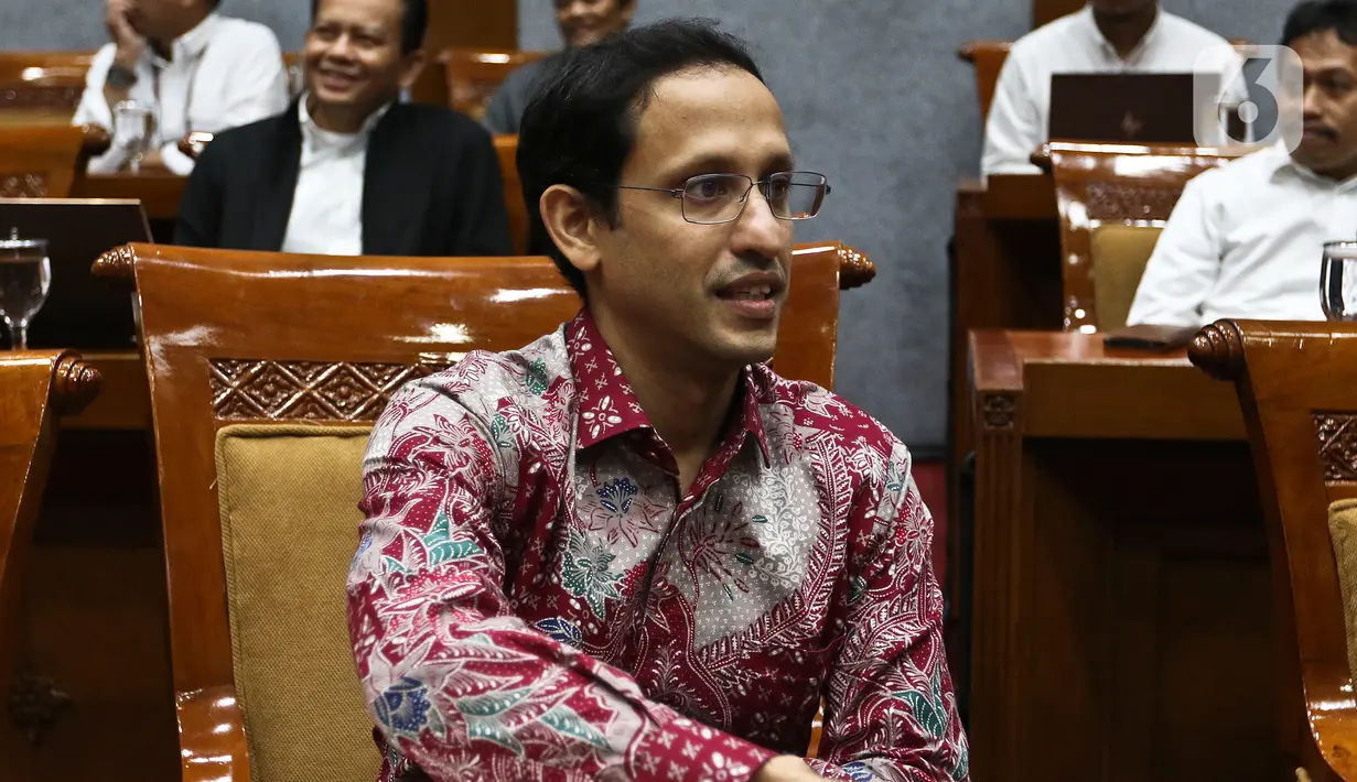 <p>Menteri Pendidikan dan Kebudayaan Nadiem Makarim saat rapat dengan Komisi X DPR di Kompleks Parlemen, Senayan, Jakarta, Kamis (12/12/2019). Rapat membahas penghapusan Ujian Nasional (UN) pada 2021 dan sistem zonasi. (Liputan6.com/Johan Tallo)</p>
