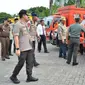 Bupati Gresik Sambari Halim Radianto memimpin apel kesiapsiagaan bencana alam hidrometeorologi yang berlangsung di Halaman Kantor Bupati Gresik pada Rabu (8/1/2020). (Foto: Liputan6.com/Dian Kurniawan)