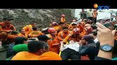 Keberhasilan evakuasi Mutmainah disambut gembira rekan sejawat korban di PT Garuda Maintenance Facility (GMF).
