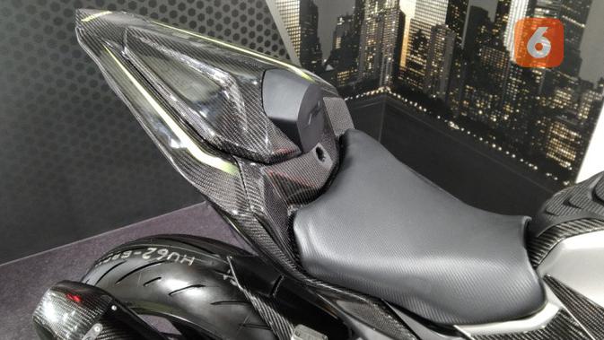 Buritan all-new Honda CBR150R Sporty Low Rider terbuat dari karbon dan joknya dibuat model single seater.  (Septian/Liputan6.com)