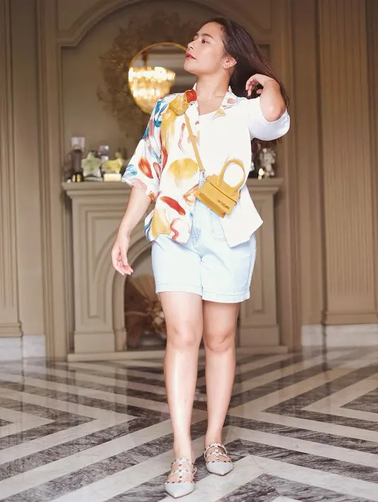 "Aku juga lagi mempersiapkan sidang kelulusan juga, jadi mungkin kesehatannya, mental, fisik aja yang disiapin," kata Prilly Latuconsina.  (Instagram/prillylatuconsina96)