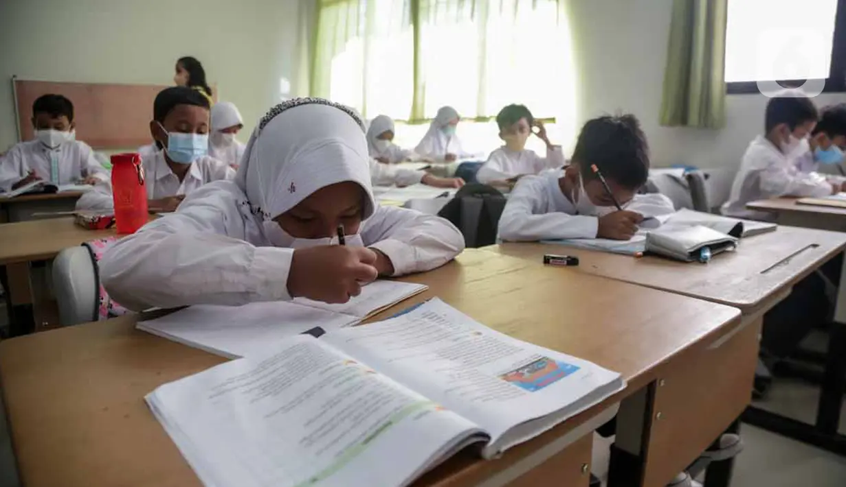 Sejumlah murid mengerjakan soal pelajaran di SDN Cibubur 04, Jakarta, Jumat (13/5/2022). Kegiatan belajar di sekolah yang mencakup wilayah DKI Jakarta, Banten, dan Jawa Barat kembali dimulai pascalibur Lebaran. (Liputan6.com/Faizal Fanani)