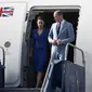 Kate Middleton dan Pangeran William tiba di Bandara Internasional Philip S.W.Goldson Belize City pada 19 Maret 2022, di awal tur Karibia mereka. Pasangan itu akan mengunjungi Belize, Jamaika dan Bahama untuk merayakan Platinum Jubilee Ratu Elizabeth II. (JOHAN ORDONEZ / AFP)