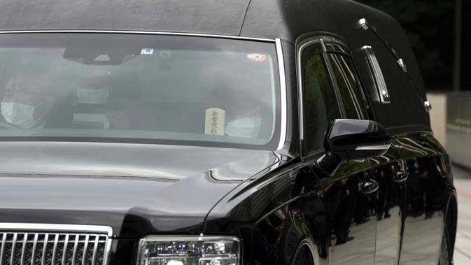 Akie Abe, istri mantan Perdana Menteri Jepang Shinzo Abe, duduk di mobil jenazah saat kendaraan yang membawa jenazah suaminya berkunjung singkat ke Kantor Perdana Menteri Selasa, 12 Juli 2022, di Tokyo. (AP Photo/Eugene Hoshiko, Kolam Renang)