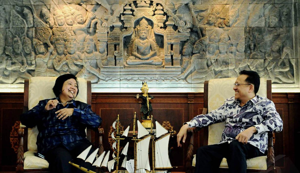 Menteri Lingkungan Hidup dan Kehutanan Siti Nurbaya (kiri) bertemu Ketua DPD RI Irman Gusman (kanan) di Gedung DPD, Jakarta, Rabu (5/11/2014). (Liputan6.com/Andrian M Tunay) 