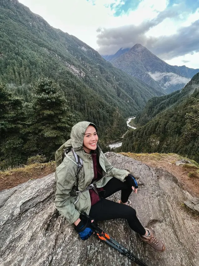 7 Potret Della Dartyan Daki Gunung Es Pertama Kali, Tempuh Perjalanan 16 Hari