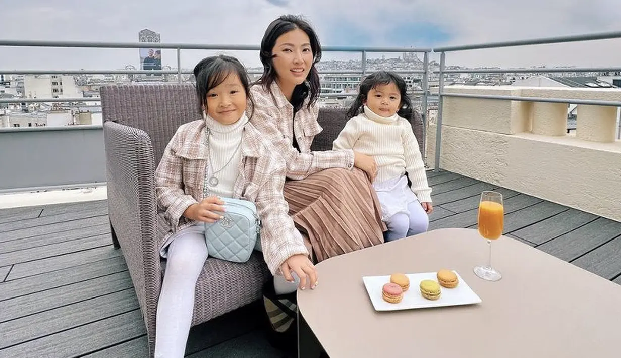 Sarwendah tampak kompak dengan anaknya mengenakan kemeja cokelat motif kotak-kotak. Ia memadukannua dengan skirt model plisket dengan warna yang senada dengan atasan. @sarwendah29