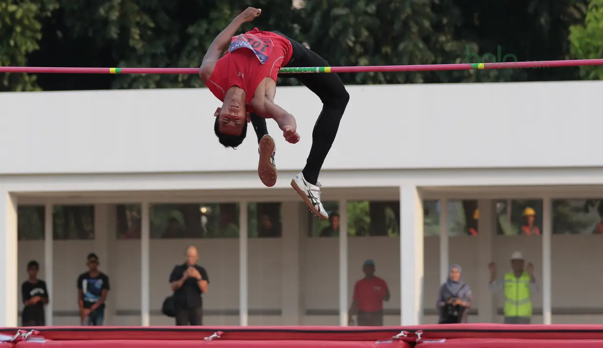Atlet Lompat Tinggi DKI Jakarta, Rizky Gushaya mencoba memecahkan rekor Nasional pada kejuaraan Nasional Atletik 2018 di Stadion Madya (8/5/2018). Kejurnas Atletik berlangsung dari tanggal 8-12 Mei 2018. (Bola.com/Nick Hanoatubun)