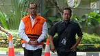 Kepala Kantor Wilayah (Kakanwil) Kemenag Jawa Timur Haris Hasanudin Muafaq Wirahardi (kiri) tiba di Gedung KPK, Jakarta, Kamis (21/3). Haris menjalani pemeriksaan perdana pascaterjaring dalam operasi tangkap tangan (OTT) KPK. (merdeka.com/Dwi Narwoko)