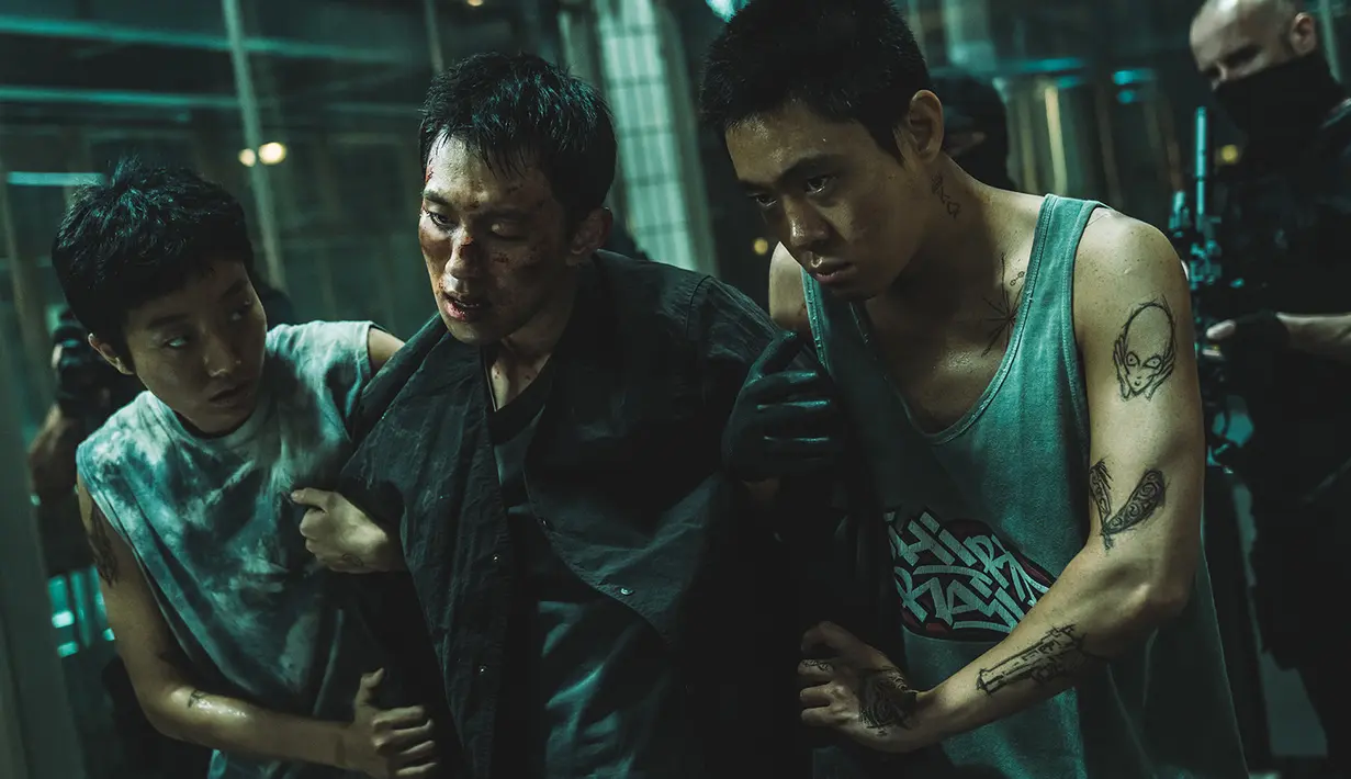 Terakhir, Rak terlihat berlumuran darah dan dikawal secara paksa oleh organisasi yang tampak bengis dan kejam. (Foto: Netflix)