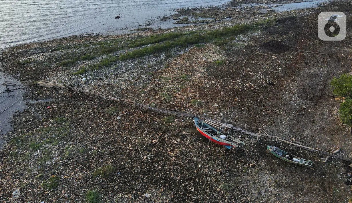 Sampah-sampah yang didominasi bungkus makanan dan minuman plastik ini tampak seperti lautan. (merdeka.com/Imam Buhori)