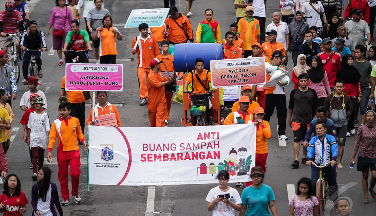 Sejumlah orang yang tergabung dari Dinas Kebersihan Jakarta menggelar aksi damai di Bundaran HI, Minggu (28/12/2014). (Liputan6.com/Faizal Fanani)