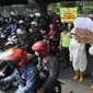 Petugas Gabungan membawa peti mati di hadapan pengendara bermotor di perempatan Fatmawati, Jakarta Selatan, Kamis (3/9/2020). Kegiatan berkeliling membawa peti jenasah tersebut dilakukan oleh petugas gabungan dari wilayah Kecamatan Cilandak. (merdeka.com/Arie Basuki)