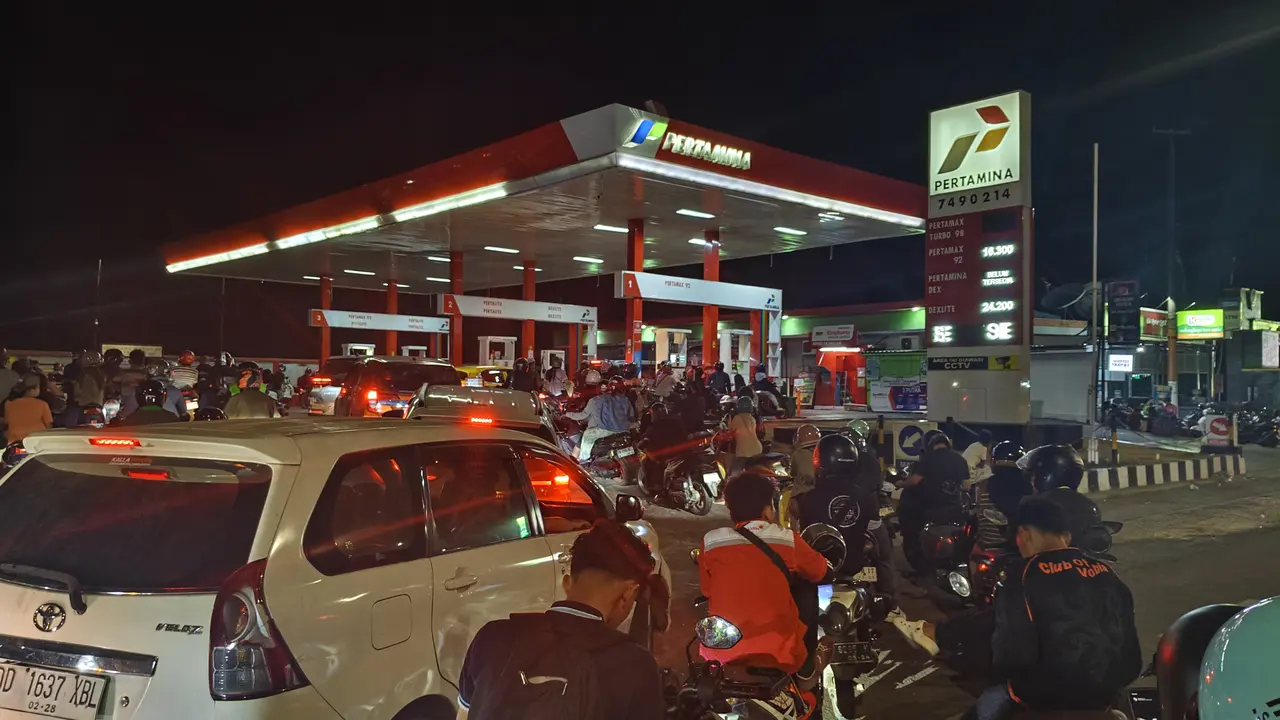 Antrean panjang di SPBU Makassar