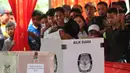 Prabowo Subianto tampak tengah menggunakan hak suaranya di Tempat Pemungutan Suara (TPS) 02 Kabupaten Bogor, Jawa Barat, Rabu (9/7/14). (Liputan6.com / Andrian Martinus)