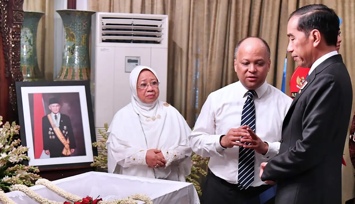 Presiden Joko Widodo atau Jokowi (kanan) memberi penghormatan terakhir kepada Presiden ke-3 RI BJ Habibie saat melayat ke rumah duka di Patra Kuningan, Jakarta, Kamis (12/9/2019). Habibie akan dikebumikan di sebelah istri tercintanya, Ainun Habibie. (Handout/Indonesian Presidential Palace/AFP)