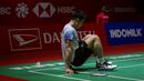 <p>Tunggal putra Singapura, Loh Kean Yew gagal mengembalikan bola di area belakang saat menghadapi wakil Indonesia, Anthony Sinisuka Ginting pada babak perempatfinal Daihatsu Indonesia Masters 2024 di Istora Senayan, Jakarta, Jumat (26/1/2024). Loh Kean Yew kalah dua game langsung dengan skor 17-21, 19-21. (Bola.com/Bagaskara Lazuardi)</p>
