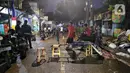Untuk sementara, jalan di sekitar lokasi kejadian ditutup oleh warga. (Liputan6.com/Angga Yuniar)