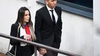 7 Potret Kemesraan Roberto Firmino Bersama Sang Istri yang Jarang Terekspos